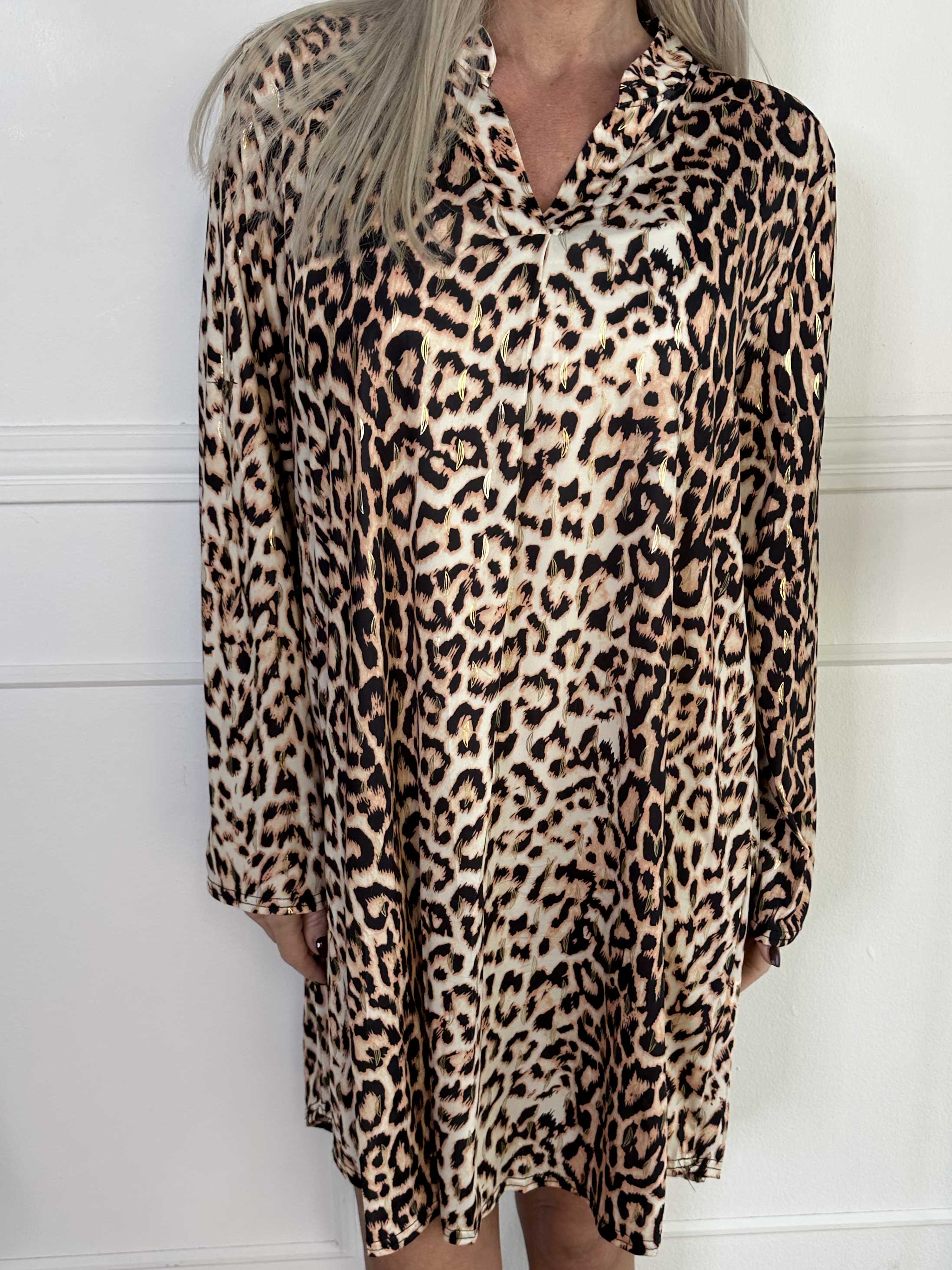 Penelope - Elastisk kjole i leopardprint med guld detaljer